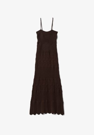 Lange donkerbruine gebreide jurk met dunne bandjes, nauwsluitend lijfje, patroonstructuur en een afgewerkte zoom met scallops.