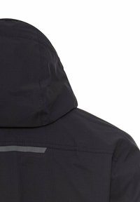 Donker waterdichte jas met een capuchon, voorzien van een matte afwerking, naaddetails en een reflecterende strook over de rug voor zichtbaarheid.