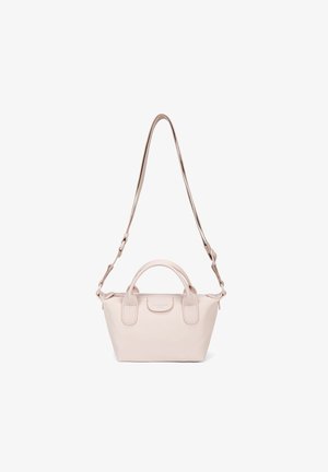 Kleine lichtbeige handtas met twee korte handvatten en een verstelbare lange riem, minimalistisch ontwerp, gladde textuur.