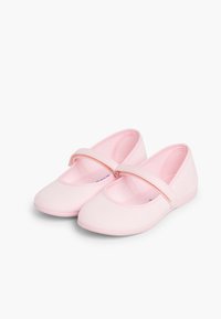 Ballerine in tela rosa con punta tondeggiante, dotate di un ampia striscia elastica sulla parte superiore del piede e una suola testurizzata per una buona aderenza.