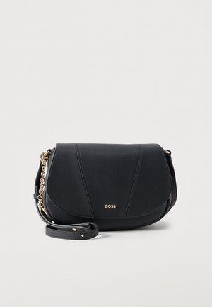 Geantă crossbody din piele neagră cu detaliu de lanț auriu și logo-ul „BOSS” embossat pe clapa centrală frontală.