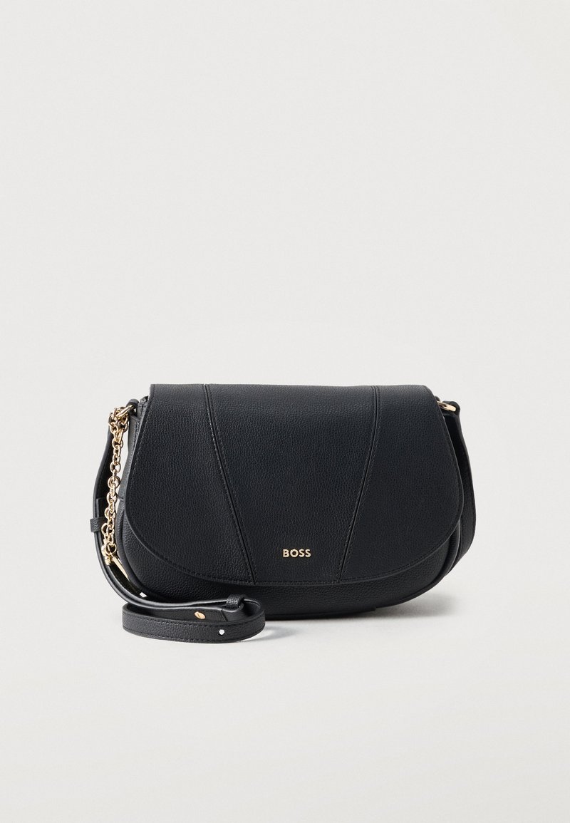 Μαύρη δερμάτινη τσάντα χιαστί με λεπτομέρεια χρυσής αλυσίδας και λογότυπο "BOSS" ανάγλυφο στο μπροστινό κεντρικό καπάκι.