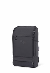Schwarzer Stoff-Rucksack mit rechteckiger Form, ausgestattet mit zwei Reißverschluss-Zippern und zwei runden Hardware-Details auf der Vorderseite.