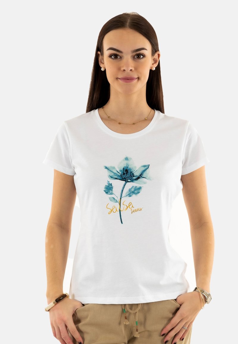 Camiseta de algodón blanca con un diseño floral azul y texto dorado "Salsa Jeans" impreso en la parte frontal. Mangas cortas y escote redondo.