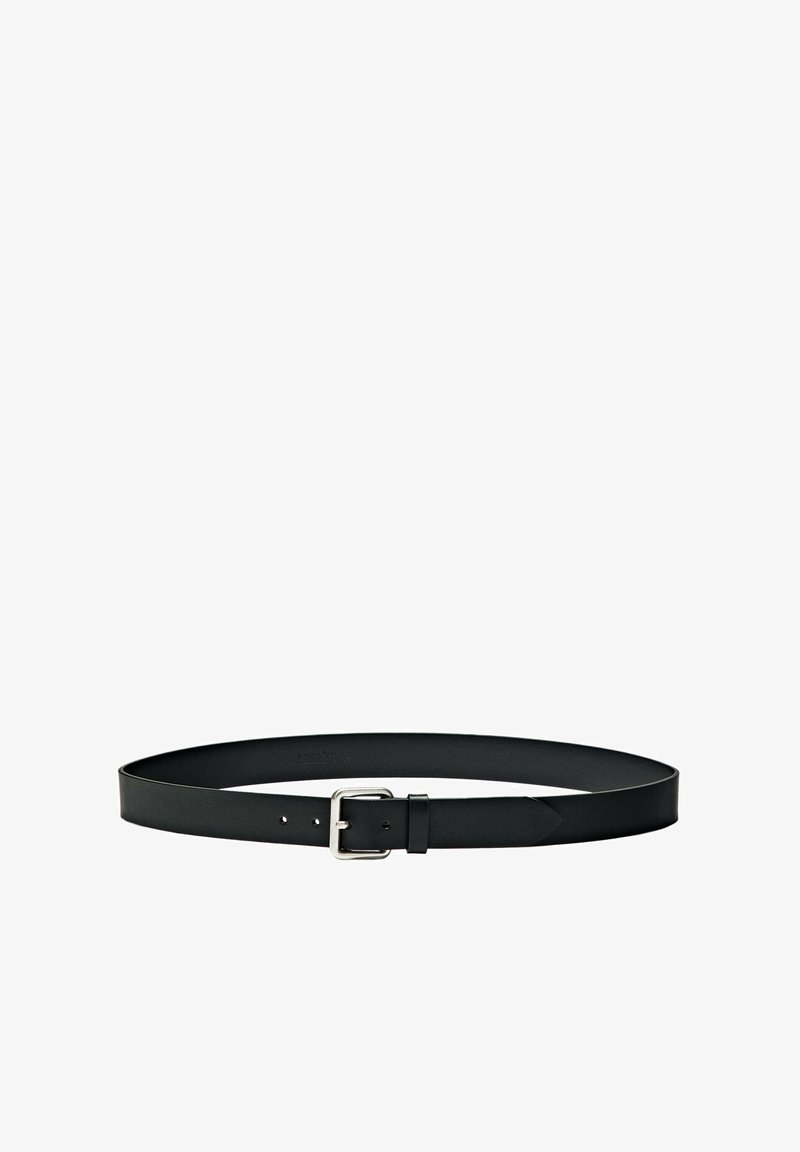 Cintura in pelle nera con una finitura liscia, caratterizzata da una fibbia in argento e cinque fori di regolazione per la misura. Design semplice e arrotondato.