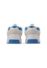 Białe sneakersy z niebieskimi akcentami. Posiadają teksturowany górny materiał z siateczki, wyściełany kołnierz oraz gumową podeszwę z niebieskim logo i wzorami zapewniającymi przyczepność.