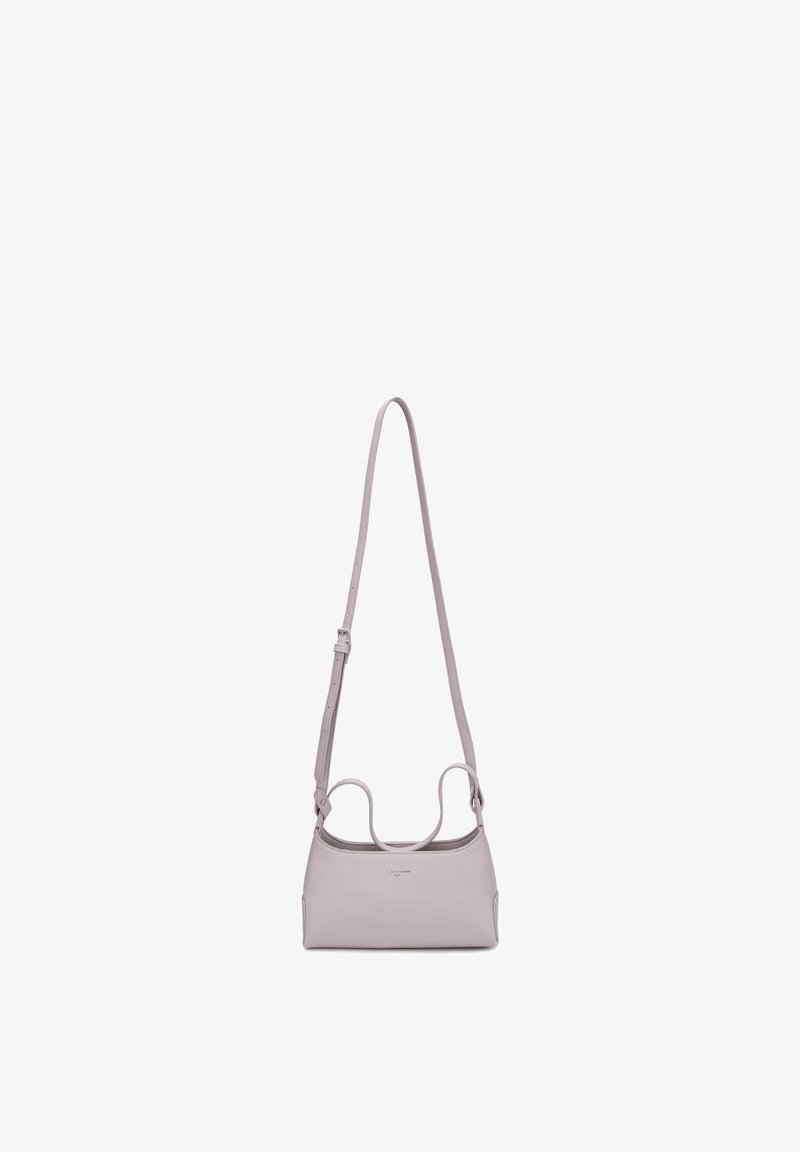 Petit sac à bandoulière en cuir gris clair avec une sangle réglable et un logo embossé discret à l'avant.