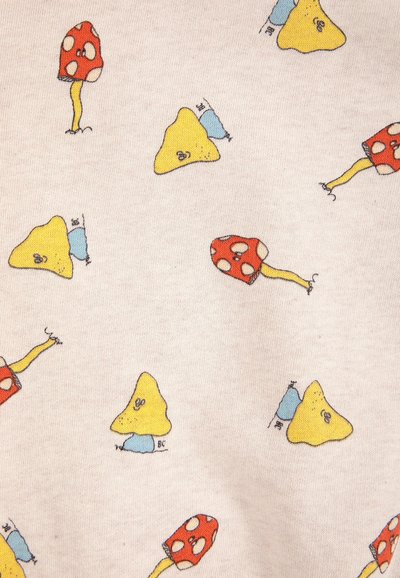 Motif de petits champignons jaunes et rouges avec des points blancs sur un fond en tissu beige clair.