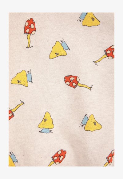 Motif de petits champignons jaunes et rouges avec des points blancs sur un fond en tissu beige clair.