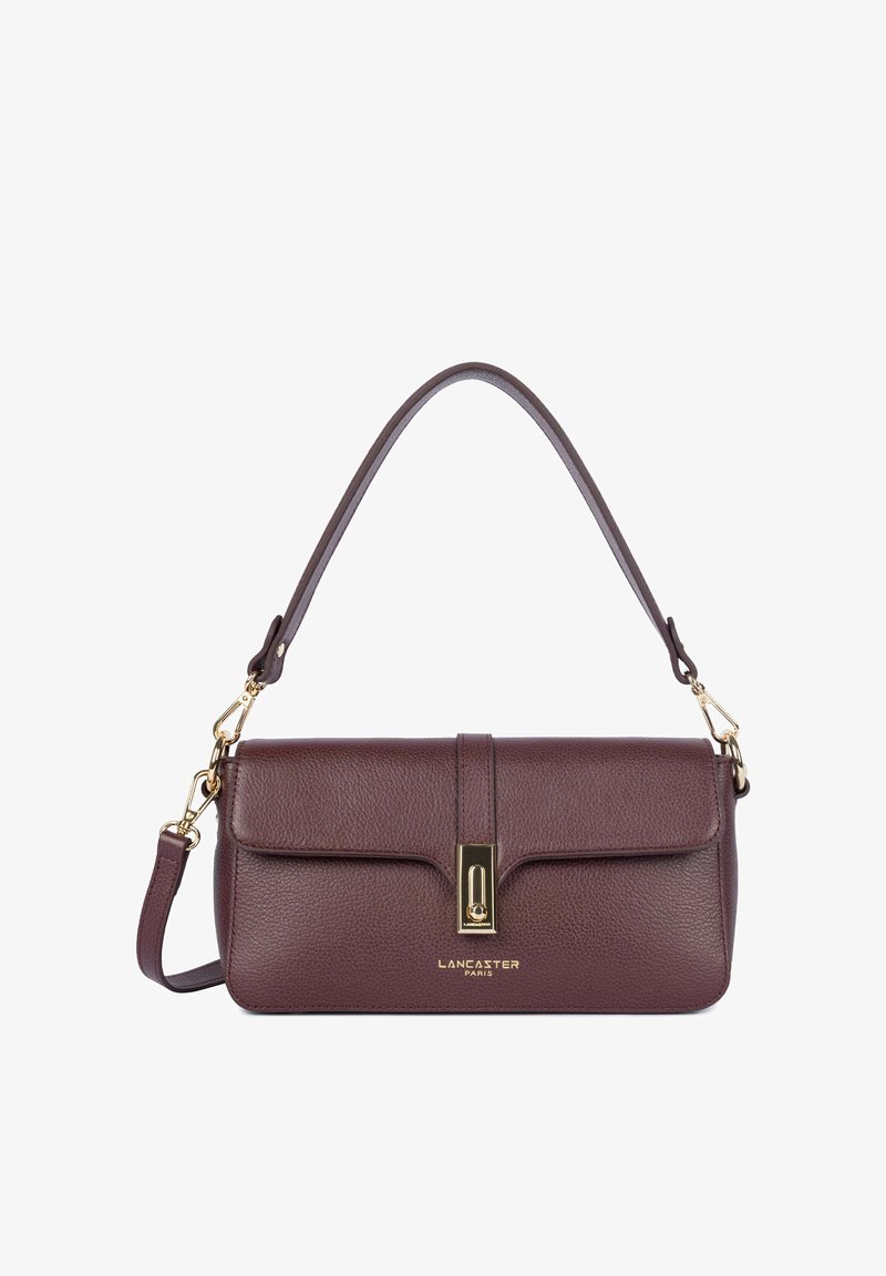 Sac à épaule en cuir marron texturé avec fermoir doré et logo "Lancaster Paris", avec une poignée courte et une longue bandoulière détachable.