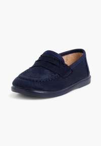 Marineblaue Wildlederloafers mit gesticktem Design und elastischem Band über der Vorderseite. Flexible Gummisohle mit einem weichen, gepolsterten Innenbereich.
