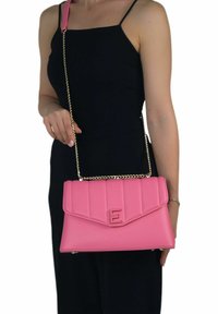 Borsa in sintetico rosa con texture trapuntata, tracolla in catena dorata e logo "E" impresso. Forma rettangolare compatta con chiusura a pattina.