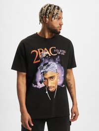 Sort bomulds t-shirt med grafisk print af 2Pac og teksten "2PAC ALL EYEZ ON ME", der viser et lilla og hvidt design. Regular fit.