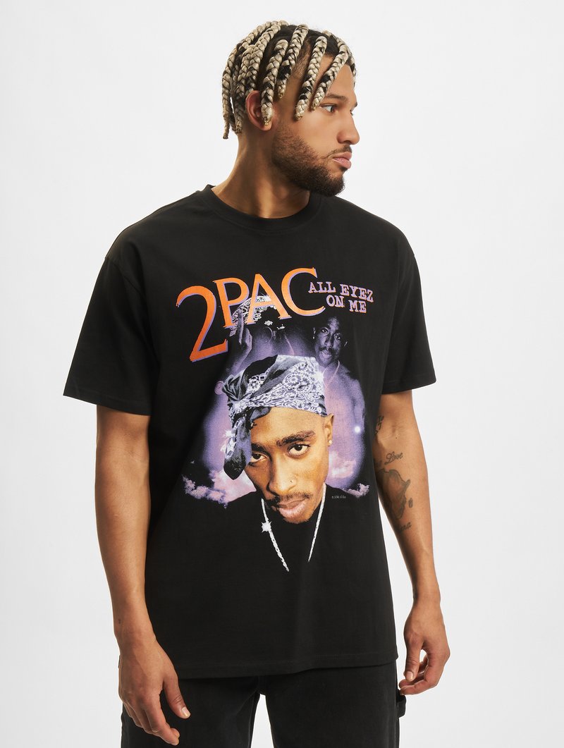 Sort bomulds t-shirt med grafisk print af 2Pac og teksten "2PAC ALL EYEZ ON ME", der viser et lilla og hvidt design. Regular fit.
