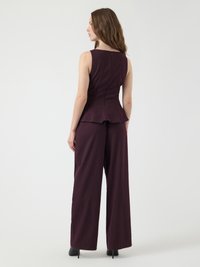 Bordeaux gestreepte peplumtop met een rechte snit en knoopsluiting, gecombineerd met wijde pantalons in hetzelfde materiaal en kleur.