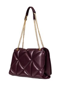 Borsa in pelle bordeaux con design trapuntato, catena dorata e tracolla in pelle, dalla forma strutturata. Presenta una pattina pieghevole.
