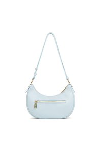 Borsa a tracolla in pelle blu chiaro con forma curva, una lunga tracolla regolabile e una tasca frontale con zip e dettagli in oro.