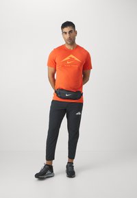 Nike Performance TEE TRAIL LOGO - Spordi T-särk - cosmic clay
