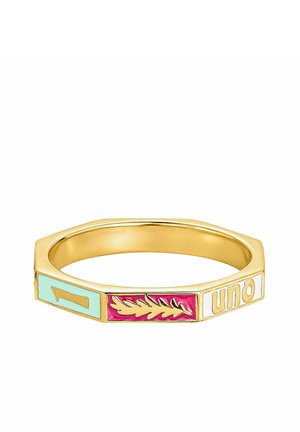 Anillo hexagonal de oro con tres paneles de esmalte que muestran un número uno dorado sobre azul, una hoja dorada sobre rojo y la palabra "uno" en blanco.