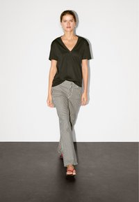 Massimo Dutti FLOWING V-NECK WITH SHORT SLEEVES - Jednoduché tričko - black