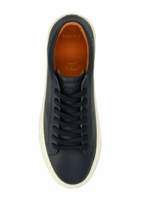 Marineblaue Ledersneaker mit weißer Gummisohle, runder Zehenform, flachen Schnürsenkeln und orangefarbenem Innenfutter; geprägter Markenname auf der Zunge.