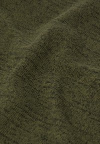 Tessuto verde oliva con una superficie morbida e testurizzata, caratterizzato da un motivo sottile e una leggera variazione di tonalità, mostrando pieghe e drappeggi.