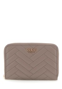 Portafoglio in pelle grigia con motivo a spina di pesce, chiusura con zip e logo dorato "GUESS EST 1981" sul davanti. Finitura testurizzata.