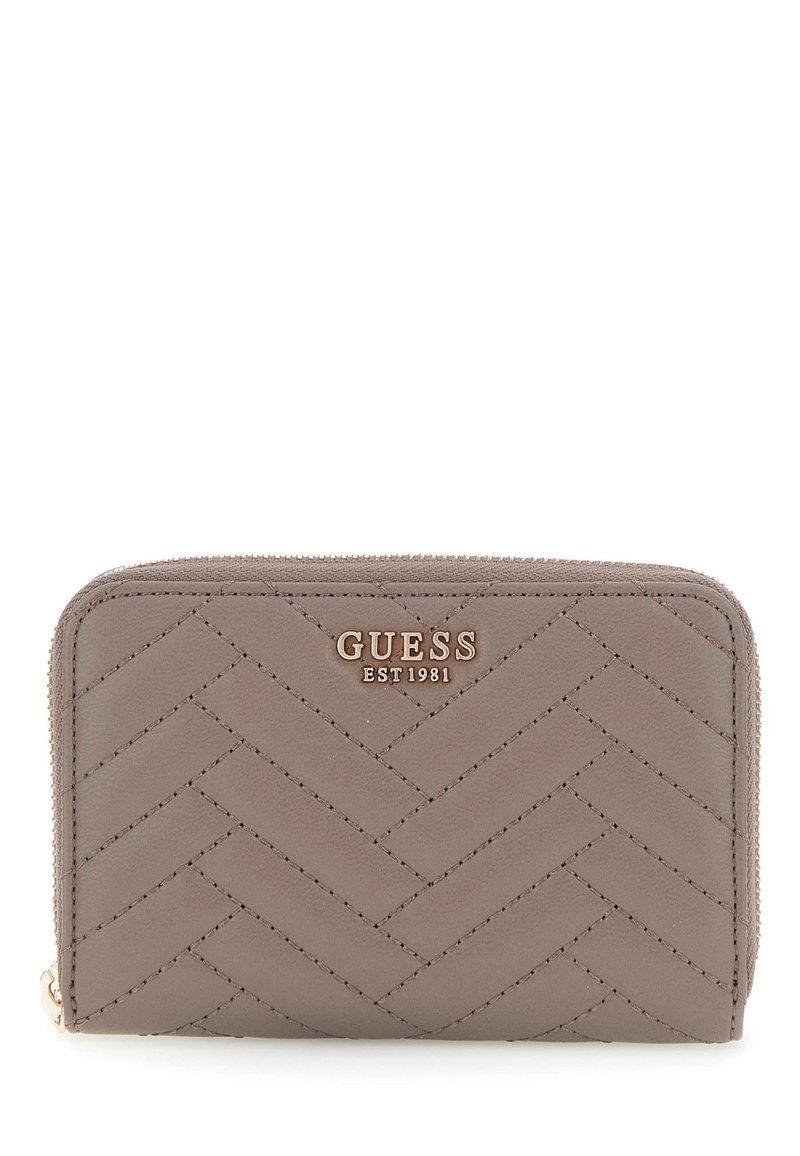 Portafoglio in pelle grigia con motivo a spina di pesce, chiusura con zip e logo dorato "GUESS EST 1981" sul davanti. Finitura testurizzata.