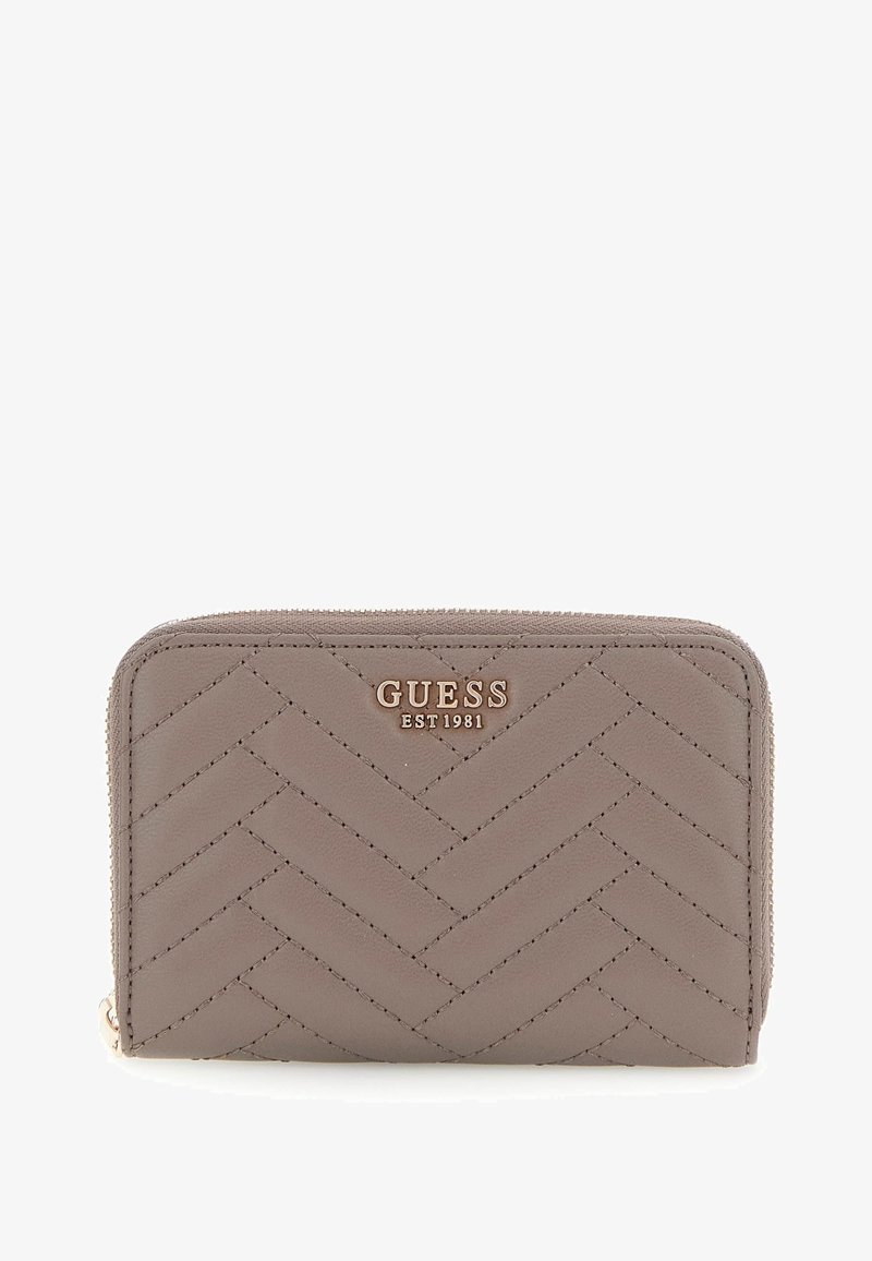 Portafoglio in pelle grigia con motivo a spina di pesce, chiusura con zip e logo dorato "GUESS EST 1981" sul davanti. Finitura testurizzata.