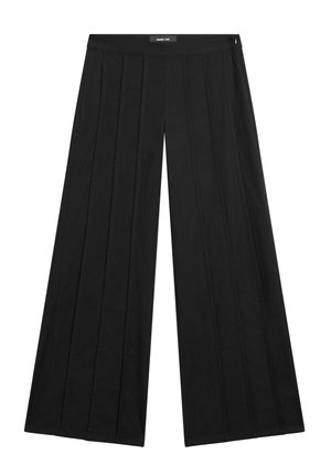 Zwarte wijde broek heeft een hoge tailleband met plooien, een soepele textuur en een minimalistisch ontwerp. Ritsluiting aan de zijkant.
