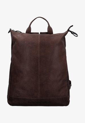 Zaino in pelle marrone con un design strutturato, maniglia superiore, chiusura con zip e branding discreto nella parte inferiore. Finitura della superficie texturizzata.