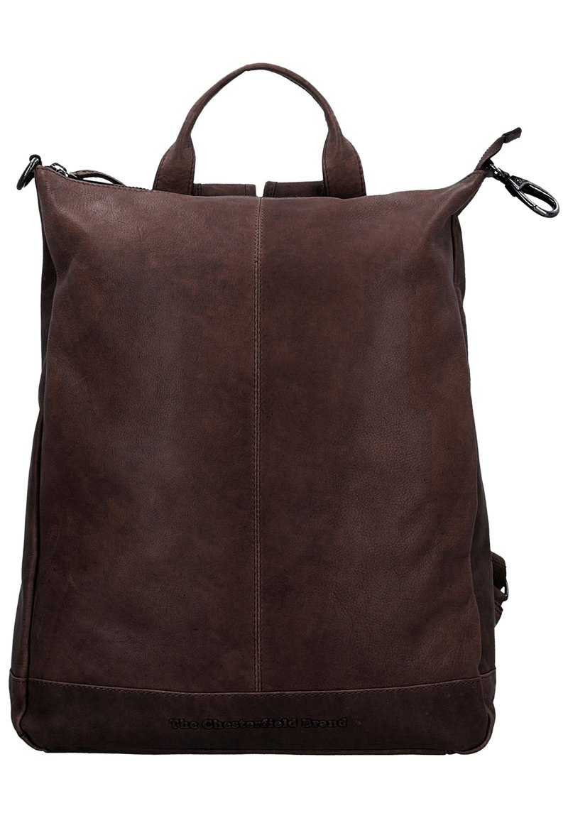 Zaino in pelle marrone con un design strutturato, maniglia superiore, chiusura con zip e branding discreto nella parte inferiore. Finitura della superficie texturizzata.