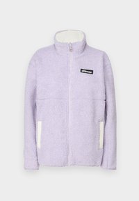 Lilla fleece-jakke med høy krage, glidelås, hvite sidelommer og en svart logo-patch på brystet. Mykt, teksturert stoff.