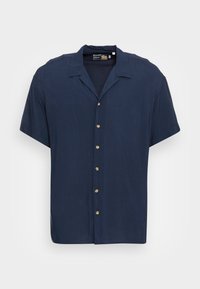 Camicia button-up a maniche corte di colore blu navy realizzata in tessuto leggero, con colletto alla francese e bottoni dorati sulla parte anteriore.