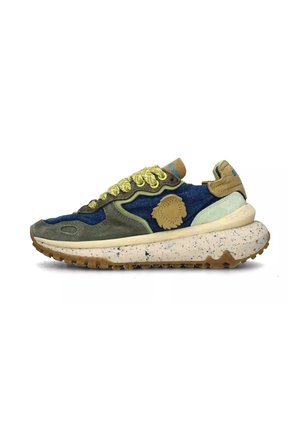 Sneaker con un mix di denim blu e suede verde oliva, caratterizzata da lacci gialli, un logo di lato e una suola beige maculata.