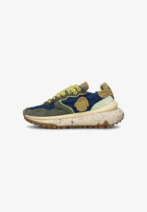 Zapatilla con una mezcla de denim azul y ante verde oliva, con cordones amarillos, un logo en el lateral y una suela beige moteada.