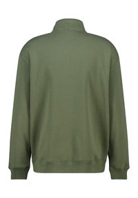 Sudadera verde con cuello alto, mangas largas, puños y dobladillo acanalados. Hecha de una suave tela texturada, con sutiles detalles de costura.