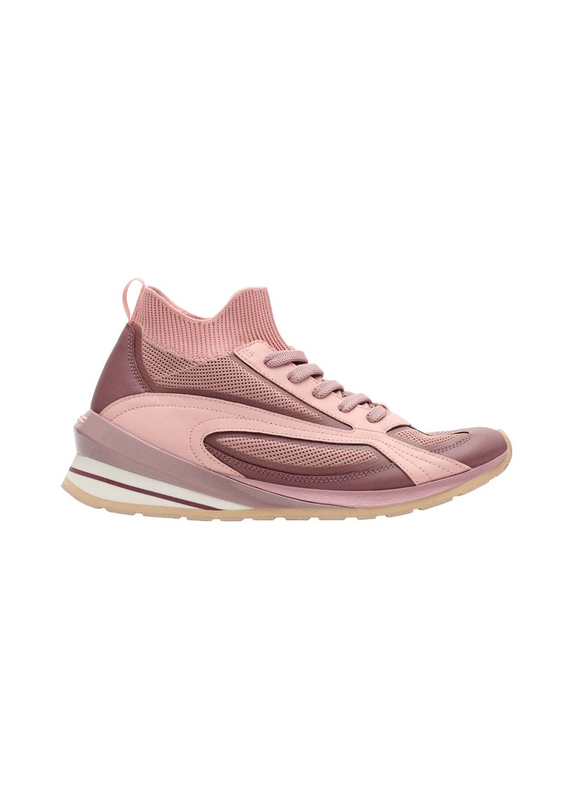 Zapatilla deportiva rosa y malva con cuello de punto en el tobillo, cordones delanteros, paneles texturizados en capas y suela gruesa con dibujo en beige.