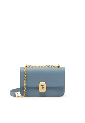 Hellblaues Leder-Crossbody-Tasche mit goldener Kettenriemen und rechteckigem goldfarbenem Verschluss auf weißem Hintergrund.