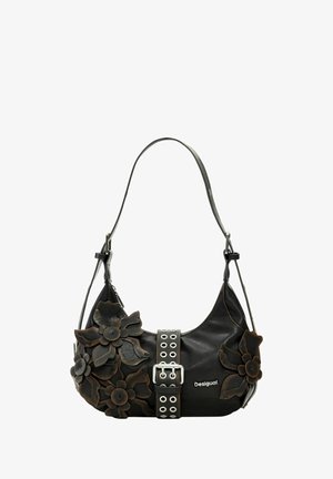 Bolso de cuero negro con adornos florales tridimensionales, hebilla plateada y ojetes metálicos decorativos. Correa ajustable.