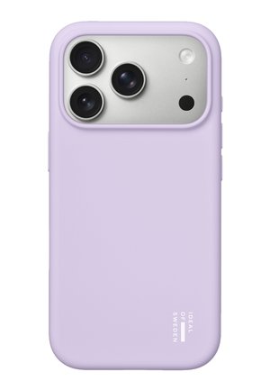 Smartphone con tre fotocamere posteriori in un modulo argento, racchiuso in una custodia protettiva viola chiaro con la scritta "IDEAL OF SWEDEN".