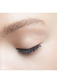 Close-up van een oog met een gesloten ooglid, gekenmerkt door een gladde, beige huidtextuur en gedefinieerde, donkere wimpers tegen een lichte achtergrond.