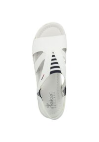 Weiße Sandale mit ausgeschnittenem Design, gestreiften Stoffakzenten in Marineblau, gepolsterter Innensohle und genähten Details.