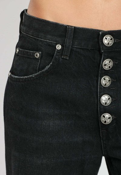 Pantaloni in denim neri con vita alta, chiusura con bottone in argento e dettagli decorativi, ed una tasca frontale con accenti metallici.