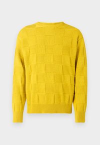 Žltý pletený sveter s textúrovaným kockovaným vzorom, rebrovanými manžetami, výstrihom a lemom, zobrazený zozadu na bielom pozadí.
