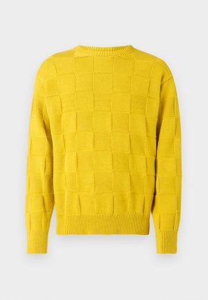 Gelber Strickpullover mit strukturiertem Schachbrettmuster, gerippten Bündchen, Halsausschnitt und Saum, von hinten auf weißem Hintergrund gezeigt.