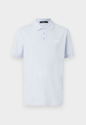 Svijetloplava polo majica od pamuka, s klasičnom kragnom, trodijelnim kopčanjem i izvezenim logotipom na prsima. Kratki rukavi.
