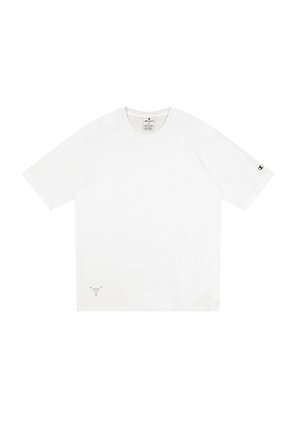 Camiseta blanca de manga corta hecha de tejido suave. Tiene un escote redondo y un pequeño logo impreso cerca de la manga izquierda. Diseño sencillo.