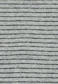 Dziana tkanina w naprzemienne jasnoszare i ciemnoszare poziome paski. Miękka tekstura o średnim rozciągliwaniu i jednolitym wzorze w całej długości.