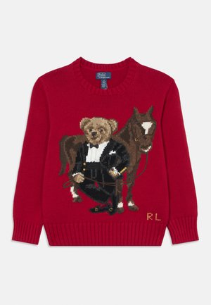 Pull rouge en tricot avec un ours brodé en smoking tenant les rênes d'un cheval, orné de l'accent doré "R.L." et de poignets côtelés.